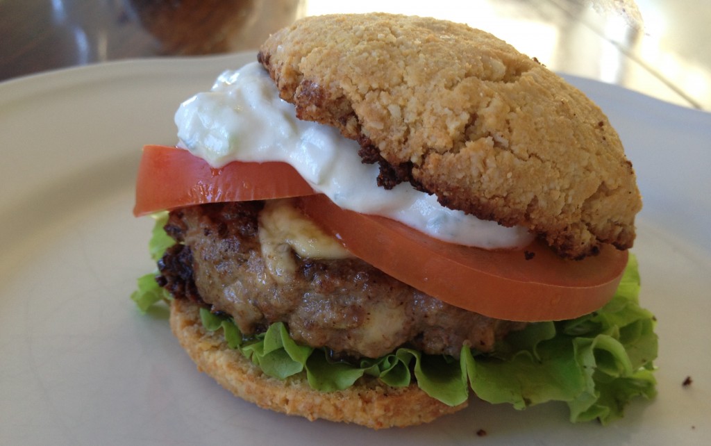 Gresk hamburger med hamburgerbrød uten korn