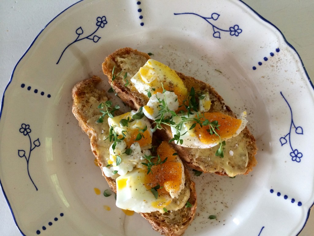 Langtidshevet og eltefritt speltbrød med egg og timian