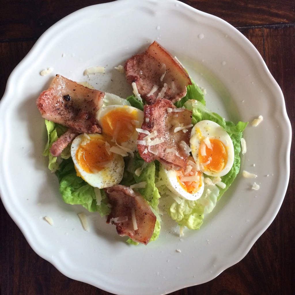 Frokostsalat med egg og flesk