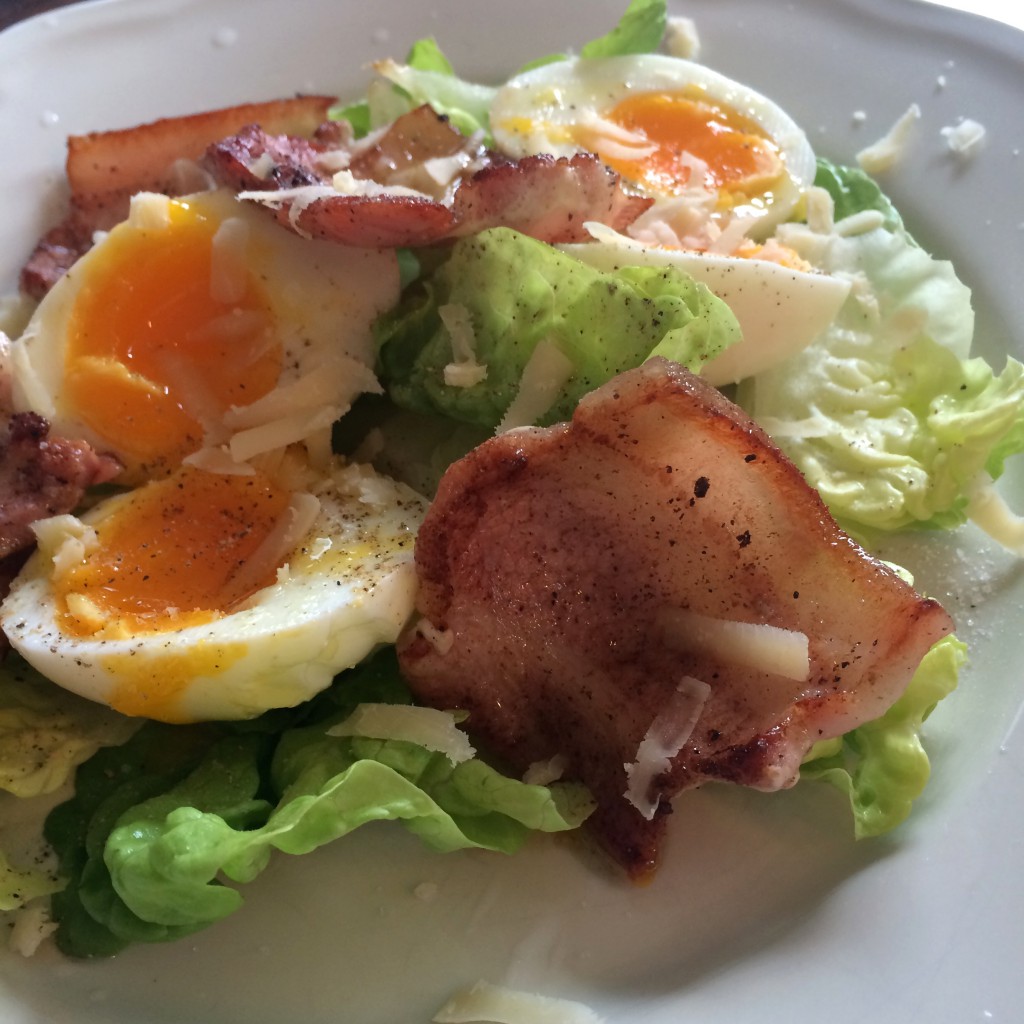 Frokostsalat med egg og flesk