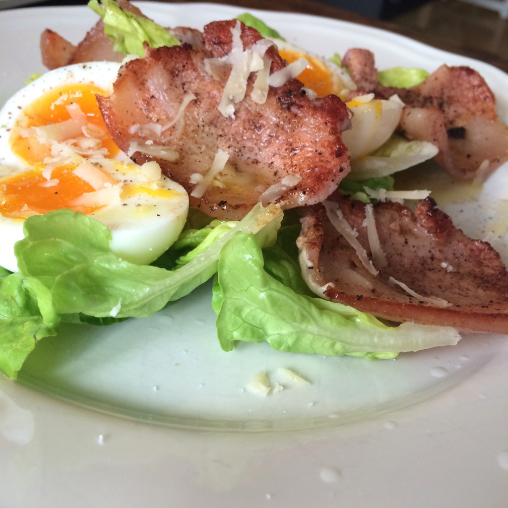 Frokostsalat med egg og flesk