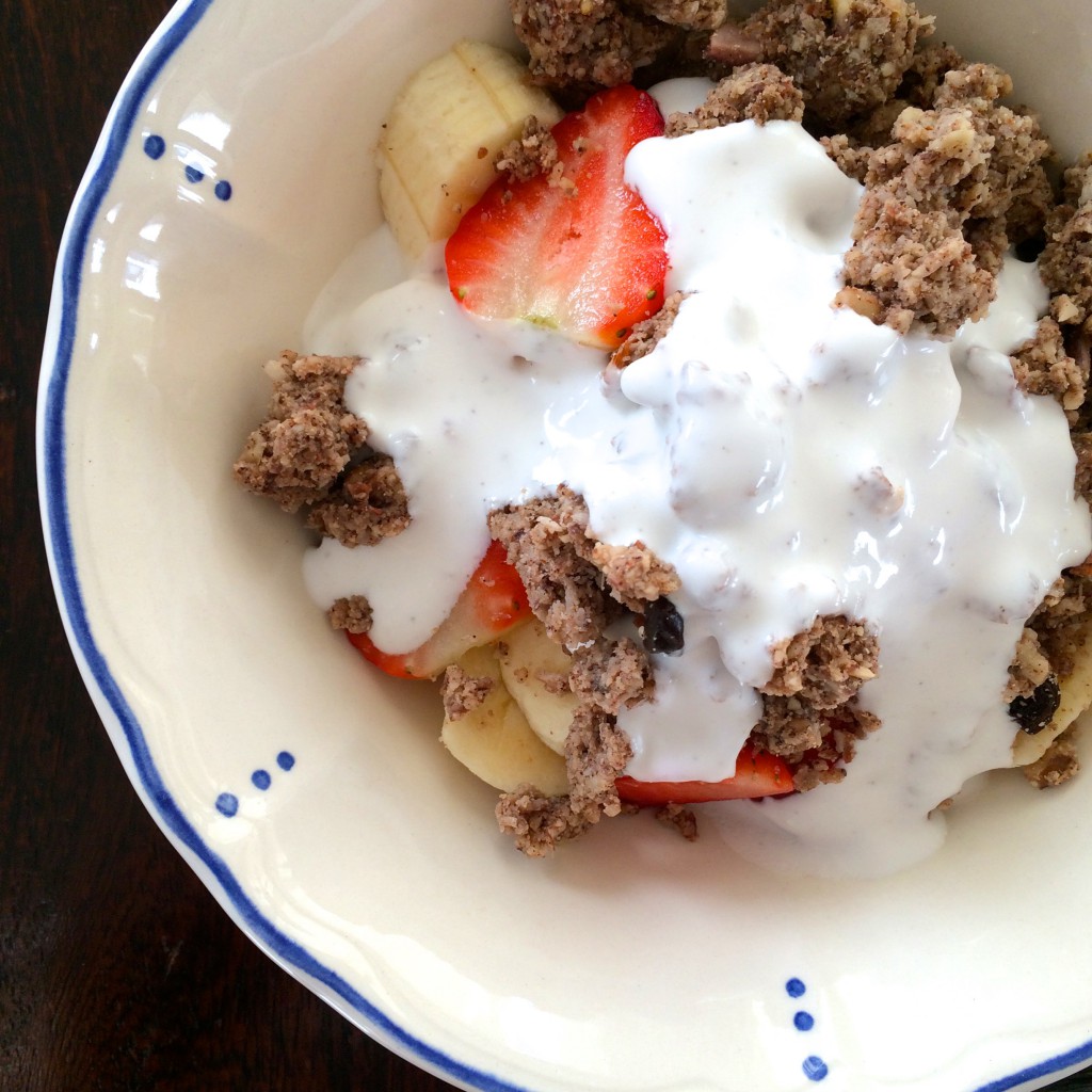 Kokosyoghurt med müsli og frukt