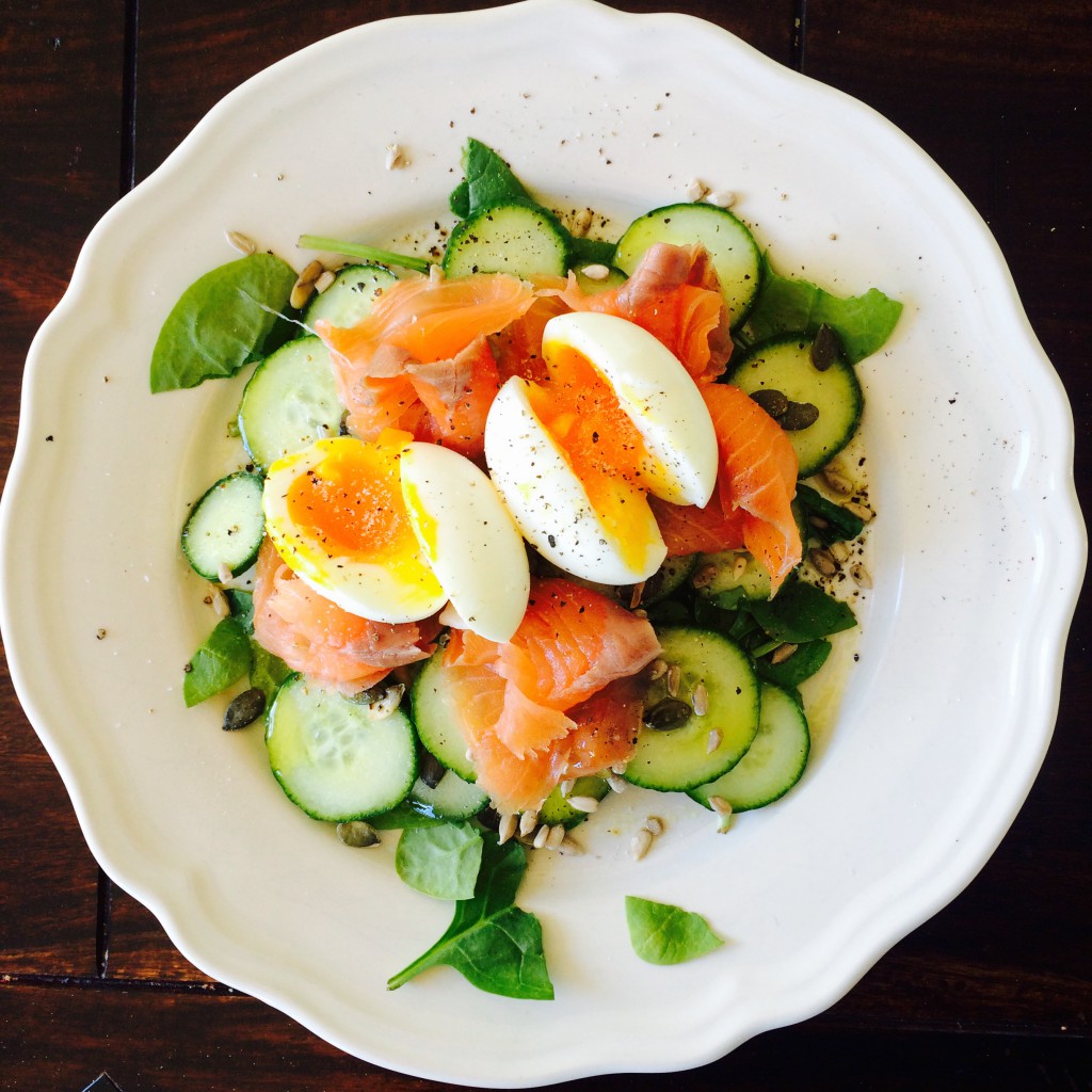 Agurksalat med egg og røkelaks