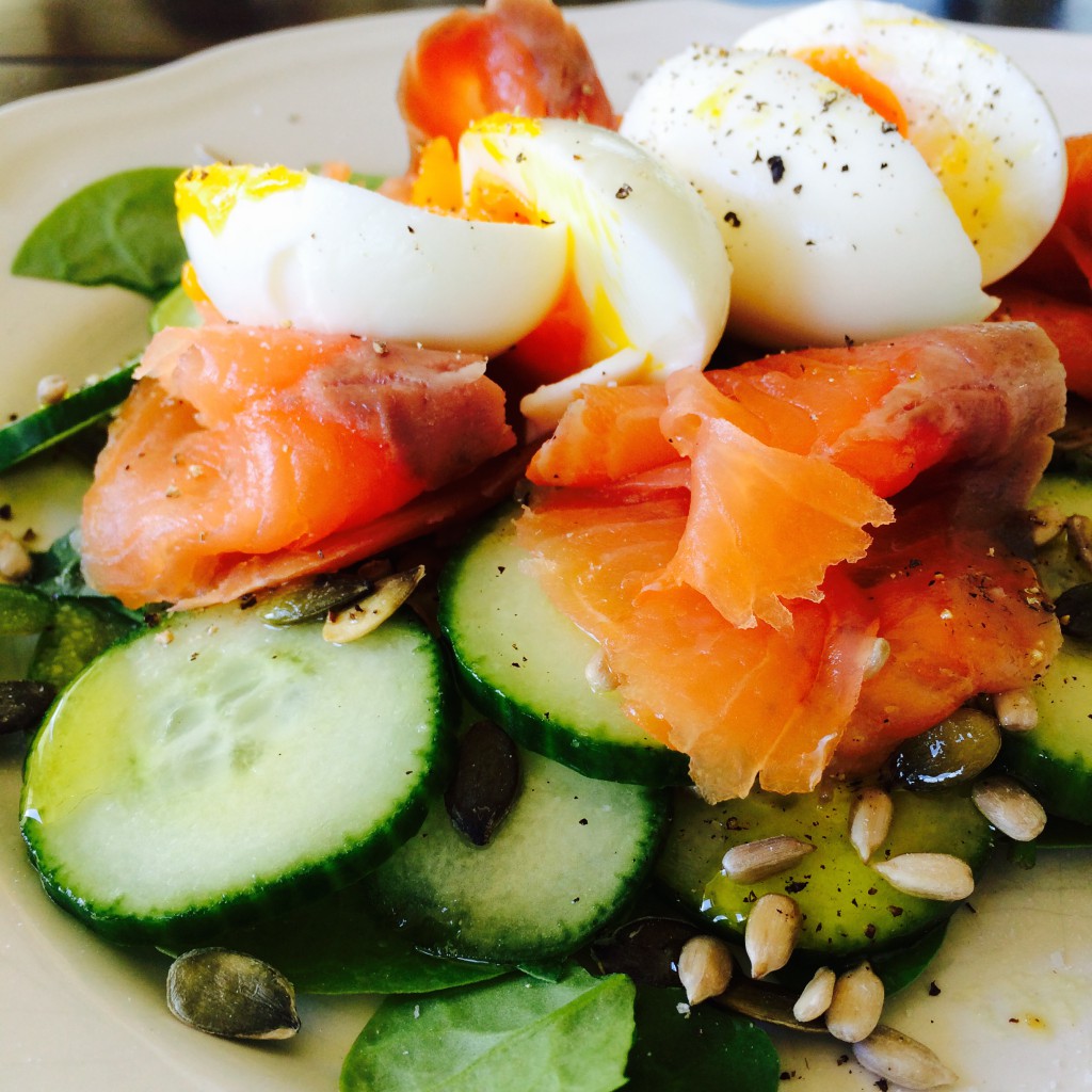 Agurksalat med egg og røkelaks