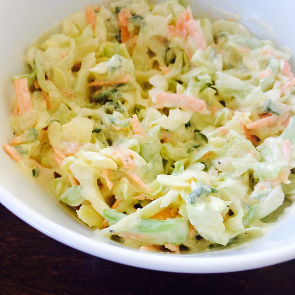 Sommerlig coleslaw med agurk