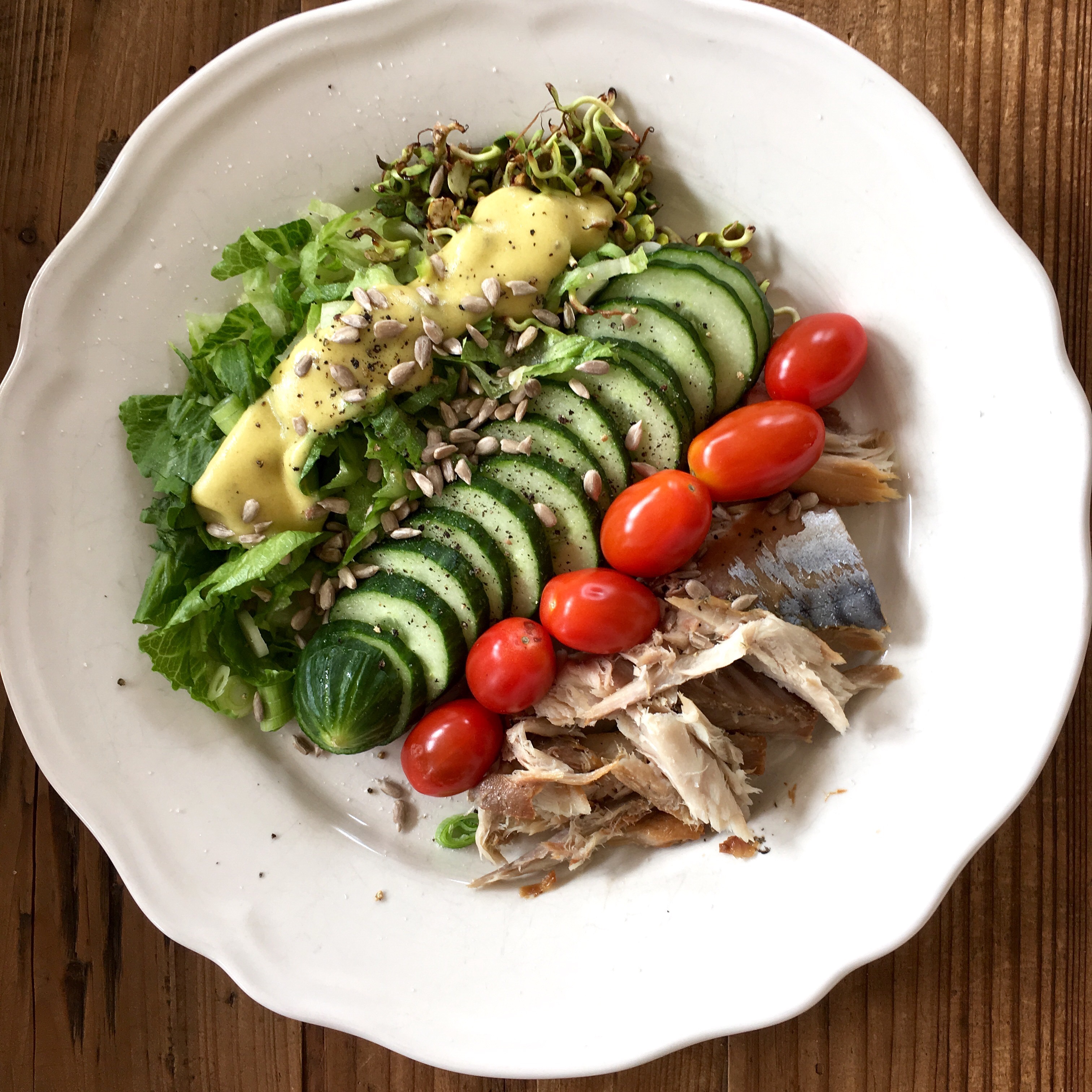 Makrell med grønnsaker , solsikkefrø og sennepsdressing