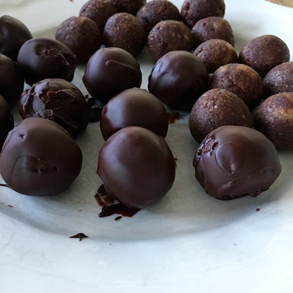 Sjokolade og appelsinkuler med knasende sjokoladetrekk