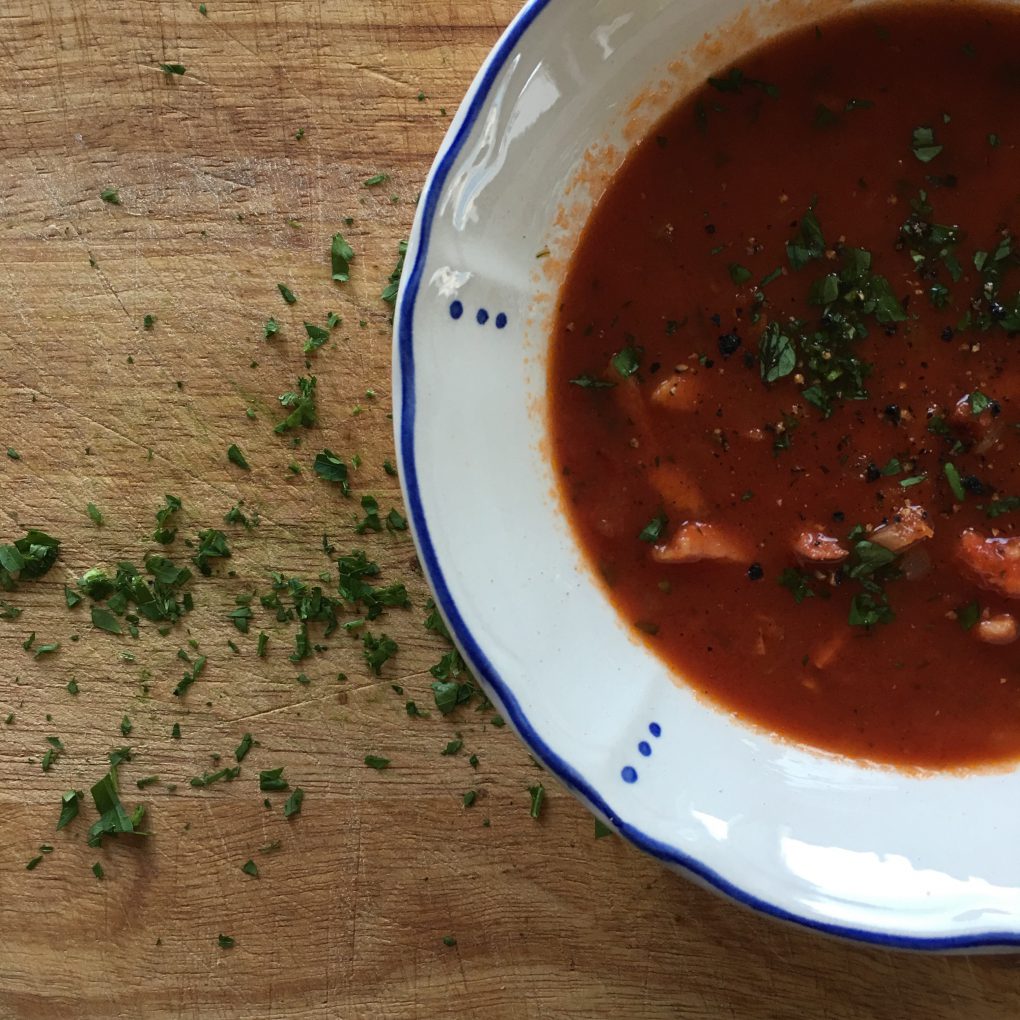 Rustikk tomatsuppe med flesk og persille