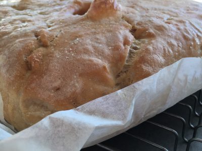 Surdeigsfocaccia klar til servering, lukter så digg!