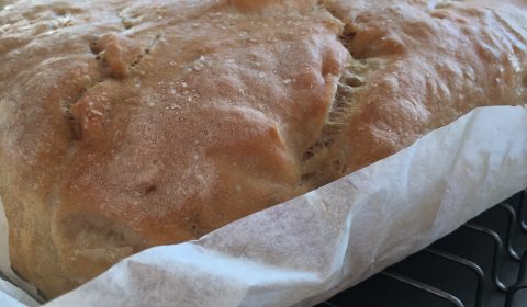 Surdeigsfocaccia klar til servering, lukter så digg!